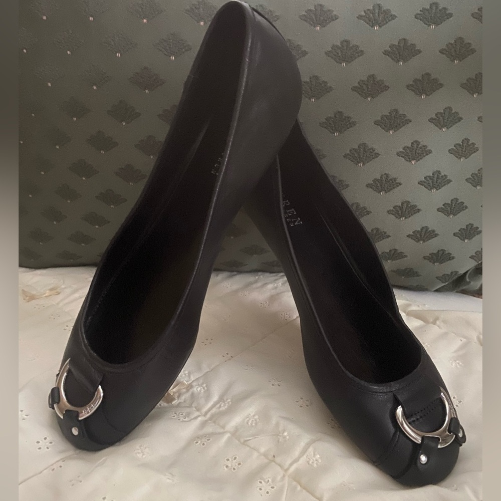 Lauren Ralph Lauren Abigale black leather flat. Silver hardware with logo.